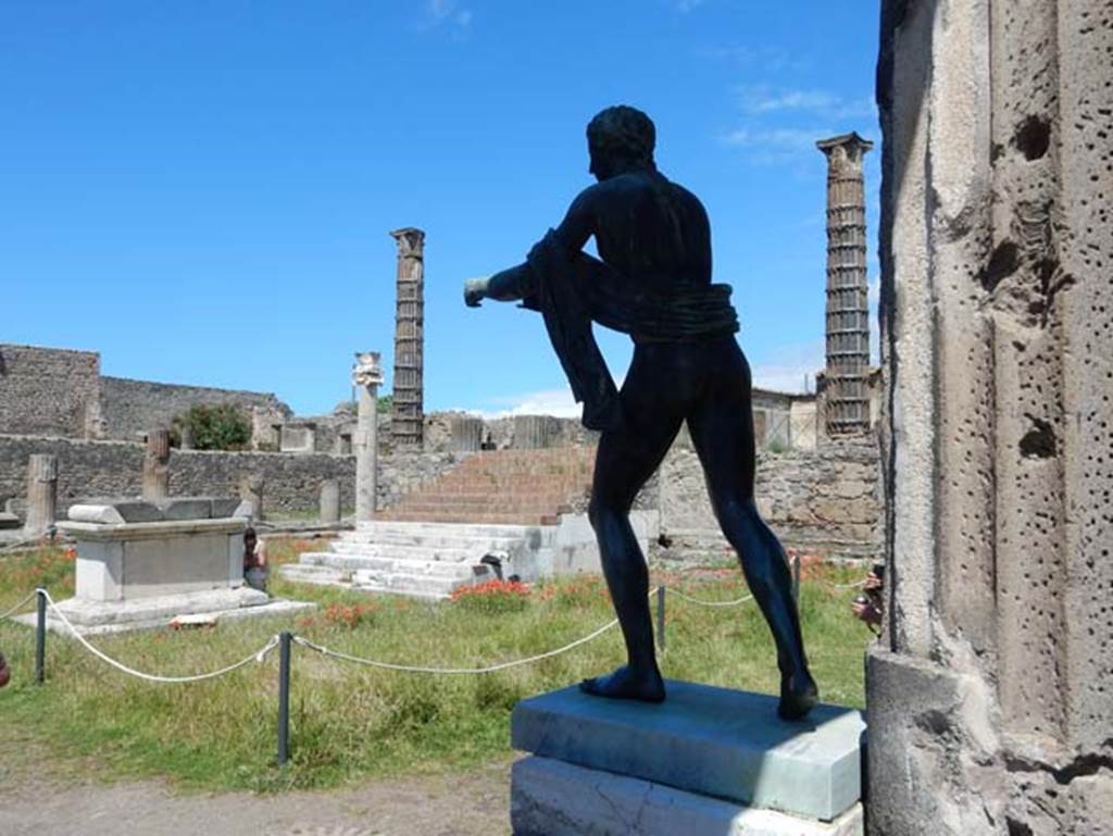 VII.7.32 Pompeii. May 2018. Statue of Apollo on east side of Temple of Apollo, looking north-west.
Photo courtesy of Buzz Ferebee.