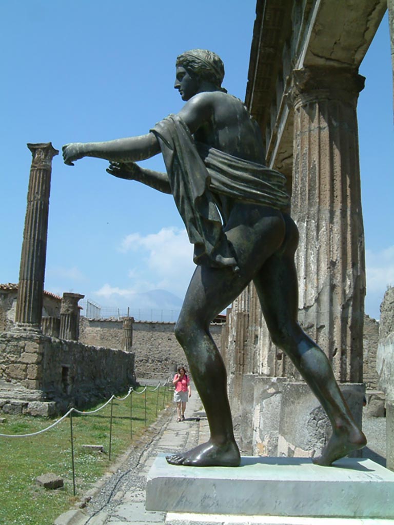 VII.7.32 Pompeii. May 2002.
Statue of Apollo on east side of Temple of Apollo. Photo courtesy of David Hingston.