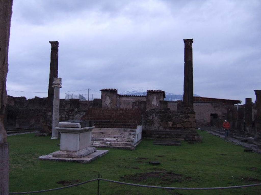 VII.7.32 Pompeii. December 2005. Looking north from east side.