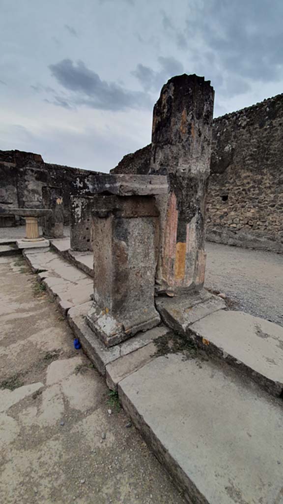 VII.7.32 Pompeii. August 2021.
Looking east along south side towards statue base and column near south-east corner.
Foto Annette Haug, ERC Grant 681269 DÉCOR.
