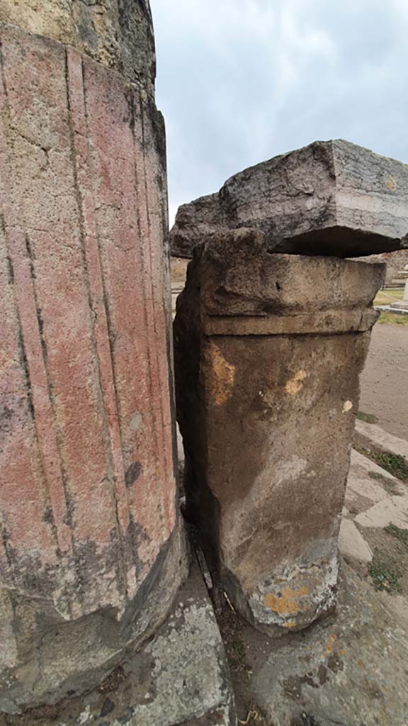 VII.7.32 Pompeii. August 2021.
Detail of column and statue base, looking west across south side, from south-east corner.
Foto Annette Haug, ERC Grant 681269 DÉCOR.