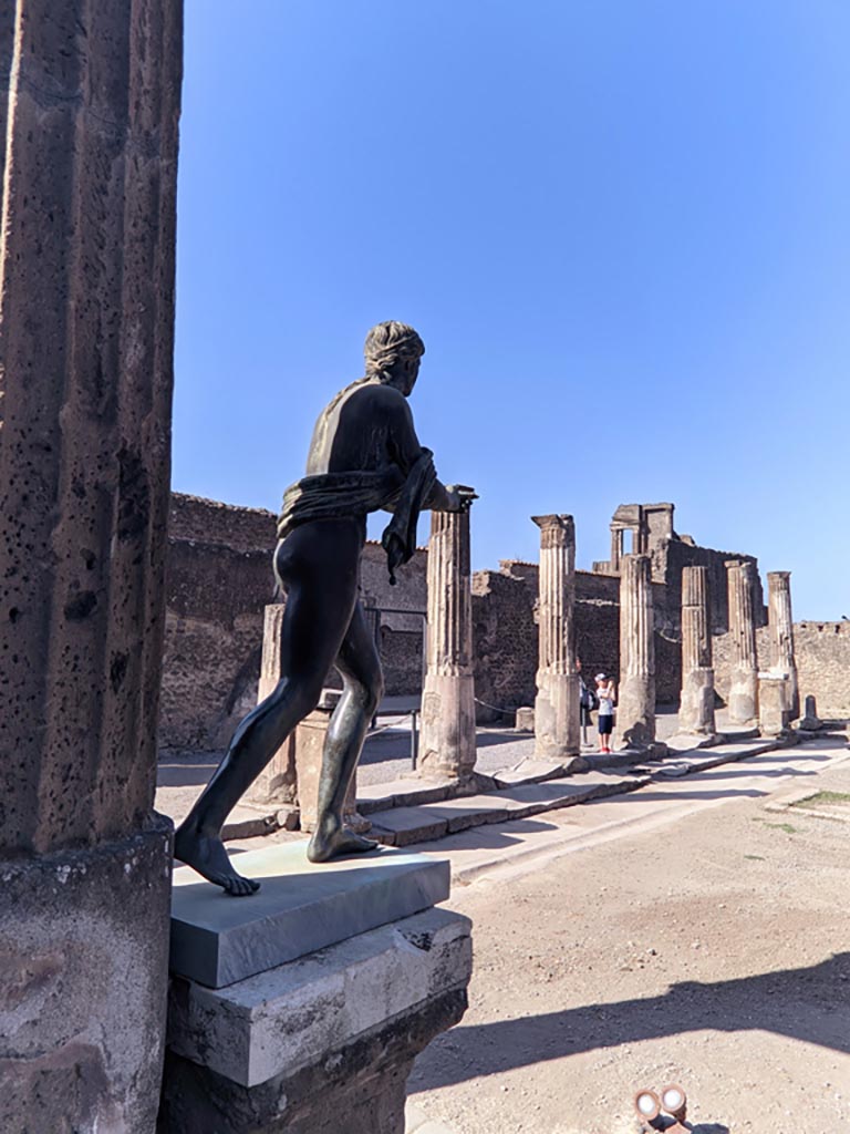 VII.7.32 Pompeii. April 2022.
Looking west along south portico, from east side. Photo courtesy of Giuseppe Ciaramella.