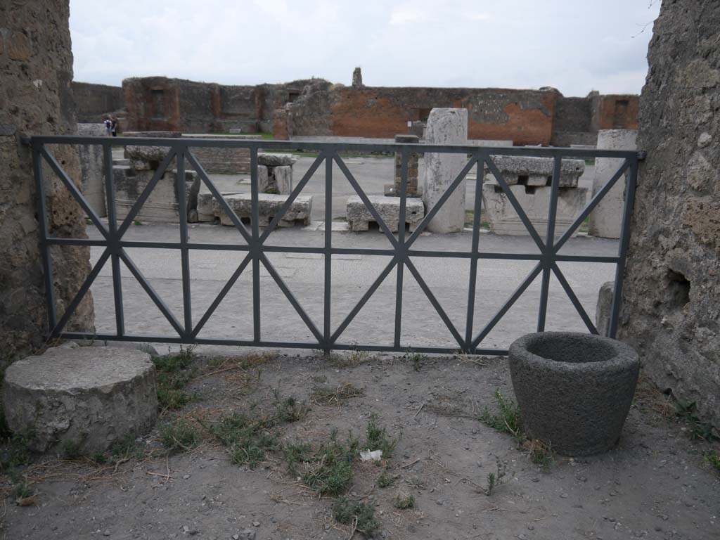 VII.7.32, Pompeii. September 2018. “Closed doorway” from Temple onto west side of Forum. Looking east.
Foto Anne Kleineberg, ERC Grant 681269 DÉCOR.