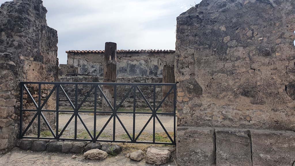 VII.7.32 Pompeii. August 2021. “Closed doorway” from west side of Forum into Temple. Looking south-west.
Foto Annette Haug, ERC Grant 681269 DÉCOR.