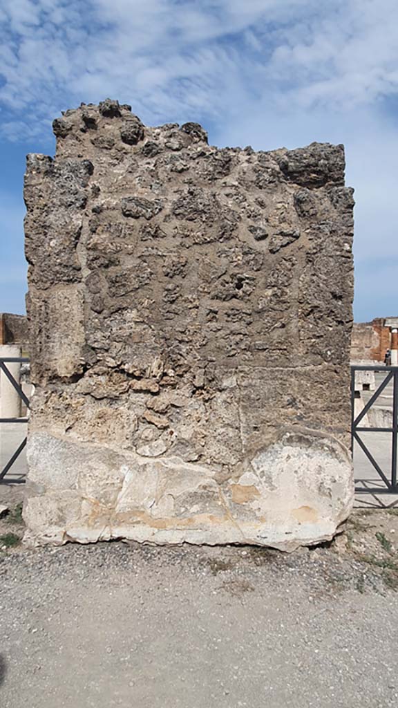 VII.7.32 Pompeii. August 2021.
Looking east to wall between entrances, as on left in photo below.
Foto Annette Haug, ERC Grant 681269 DÉCOR.