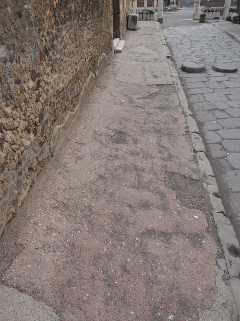 VII.7.32, Pompeii. September 2018. 
Looking east along pavement/flooring towards Forum, from outside Temple.   
Foto Anne Kleineberg, ERC Grant 681269 DÉCOR.
