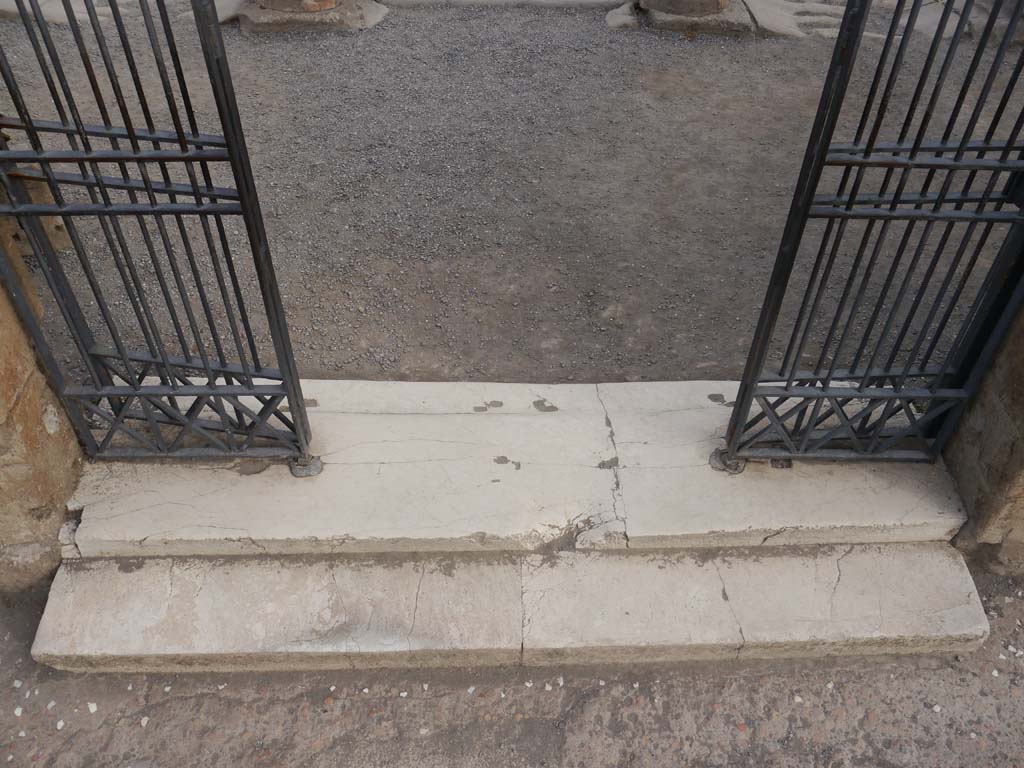 VII.7.32, Pompeii. September 2018. Looking north across doorway threshold. 
Foto Anne Kleineberg, ERC Grant 681269 DÉCOR.

