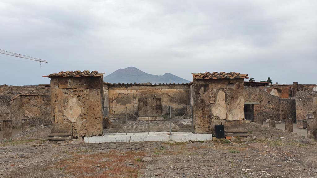 VII.7.32 Pompeii. August 2021. Looking north to cella from podium at top of stairs. 
Foto Annette Haug, ERC Grant 681269 DÉCOR.
