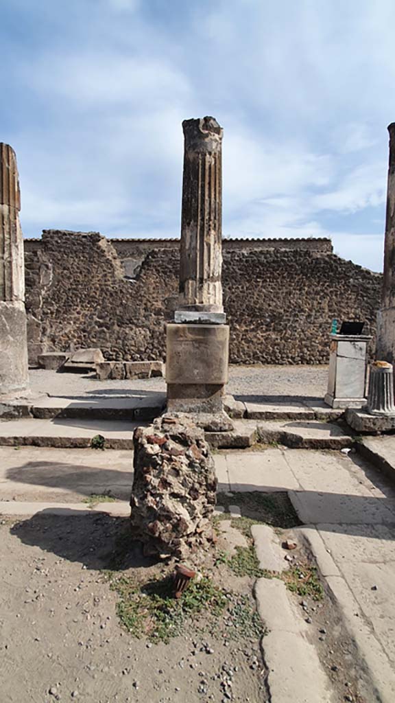 VII.7.32 Pompeii. August 2021.
Looking south towards base with inscription in south-west corner.
Foto Annette Haug, ERC Grant 681269 DÉCOR.