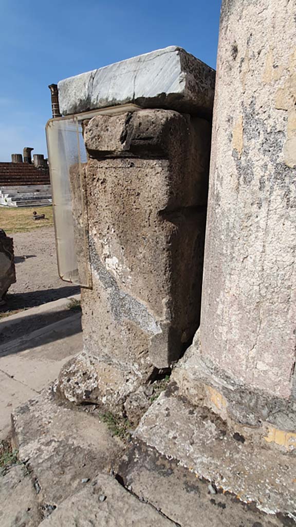 VII.7.32 Pompeii. August 2021.
Looking towards west side of statue base with inscription.
Foto Annette Haug, ERC Grant 681269 DÉCOR.