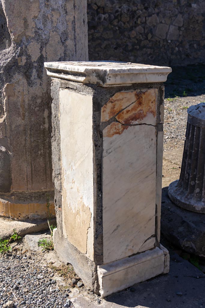VII.7.32 Pompeii. October 2023.
Detail of statue base in south-west corner of portico. Photo courtesy of Johannes Eber.
