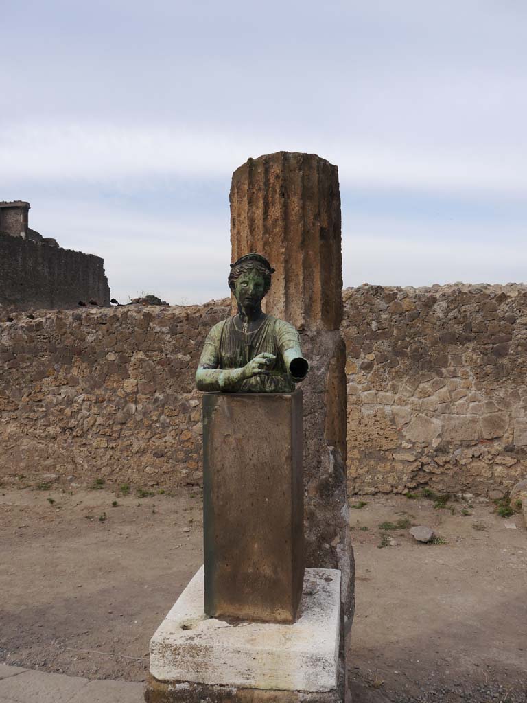 VII.7.32, Pompeii. September 2018.
Looking towards the statue of Artemis in front of the third column on the west side.
Foto Anne Kleineberg, ERC Grant 681269 DÉCOR.