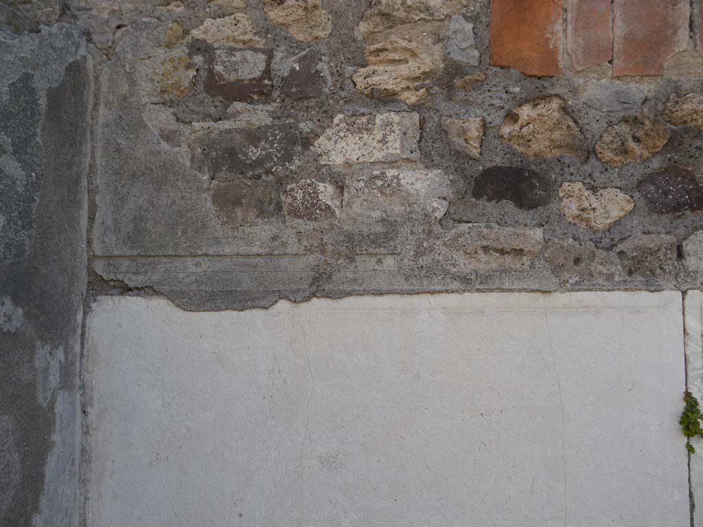 VII.7.32, Pompeii. September 2018. Detail of south-west corner of cella base, below steps. Looking east.
Foto Anne Kleineberg, ERC Grant 681269 DÉCOR.