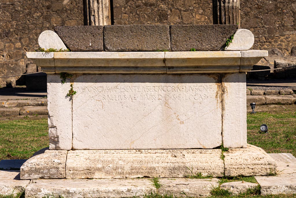 VII.7.32 Pompeii. October 2023. West side of altar with inscription. Photo courtesy of Johannes Eber.