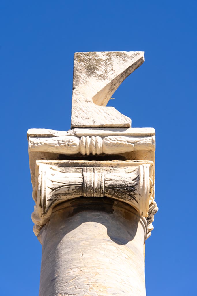 VII.7.32 Pompeii. October 2023.
Detail of sundial, looking towards west side. Photo courtesy of Johannes Eber.