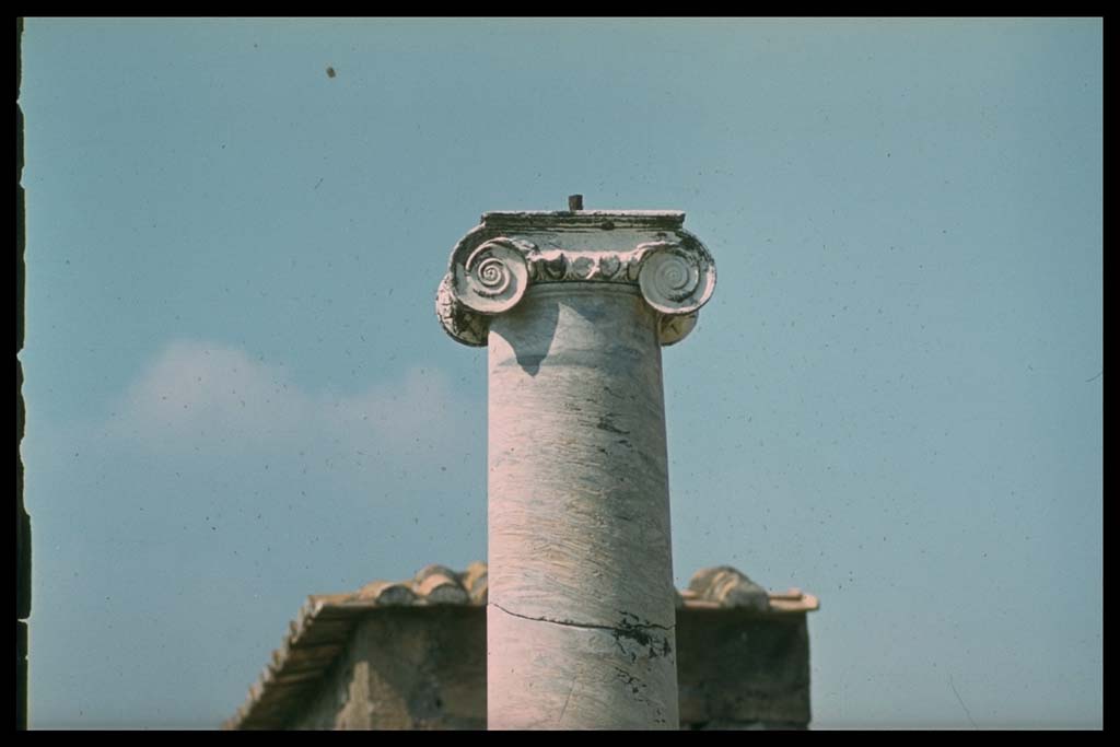 VII.7.32 Pompeii. Temple of Apollo column without sundial
Photographed 1970-79 by Günther Einhorn, picture courtesy of his son Ralf Einhorn.
