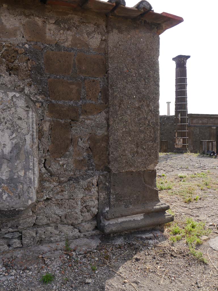 VII.7.32, Pompeii. September 2018. Looking east from south end of exterior west wall of cella.
Foto Anne Kleineberg, ERC Grant 681269 DÉCOR.
