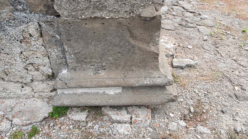 VII.7.32 Pompeii. August 2021. Looking east, detail of south end of exterior west wall of cella.
Foto Annette Haug, ERC Grant 681269 DÉCOR.