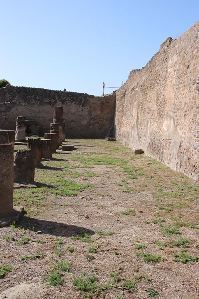 VII.7.32 Pompeii. October 2023.
Looking west along north side of colonnade on north portico. Photo courtesy of Klaus Heese.