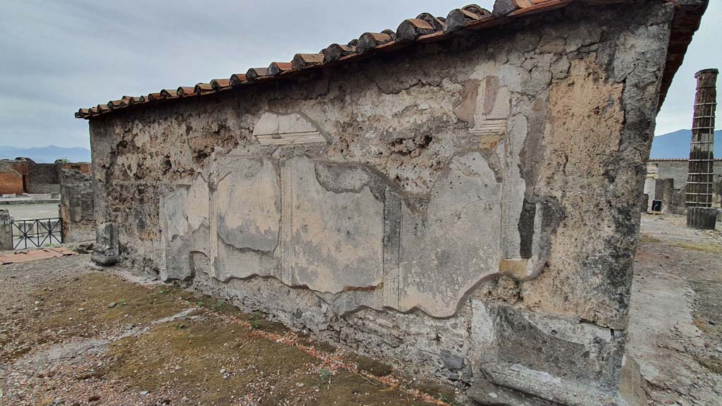 VII.7.32 Pompeii. August 2021. Looking east along rear exterior north wall, towards Forum.
Foto Annette Haug, ERC Grant 681269 DÉCOR.