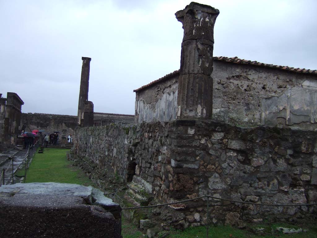 VII.7.32 Pompeii. December 2005. Looking south from north-east corner of podium and cella.