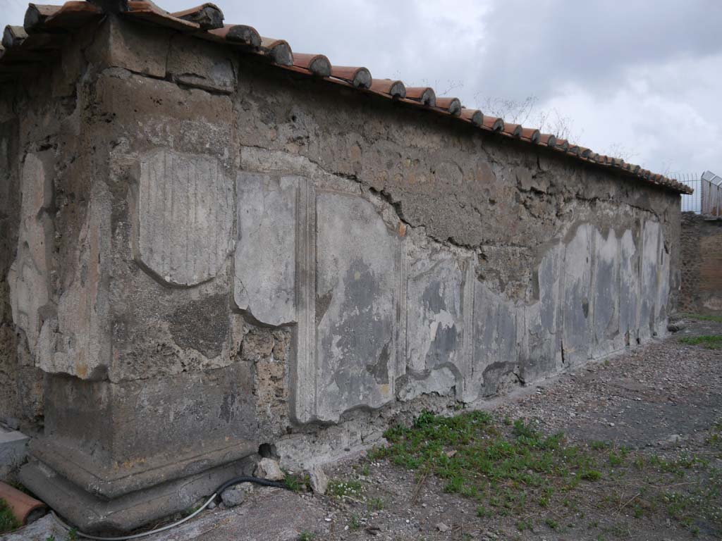 VII.7.32, Pompeii. September 2018. Looking north along exterior east wall of cella.
Foto Anne Kleineberg, ERC Grant 681269 DÉCOR.