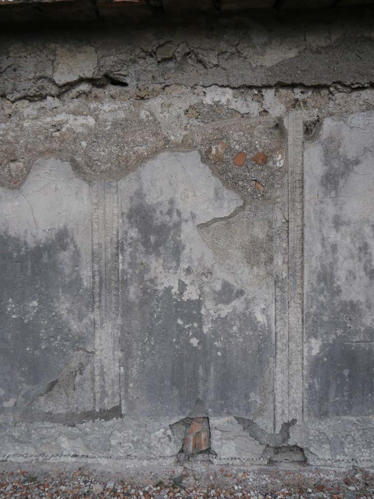 VII.7.32, Pompeii. September 2018.
Detail of stucco decoration on exterior east wall of cella towards the north end.
Foto Anne Kleineberg, ERC Grant 681269 DÉCOR.