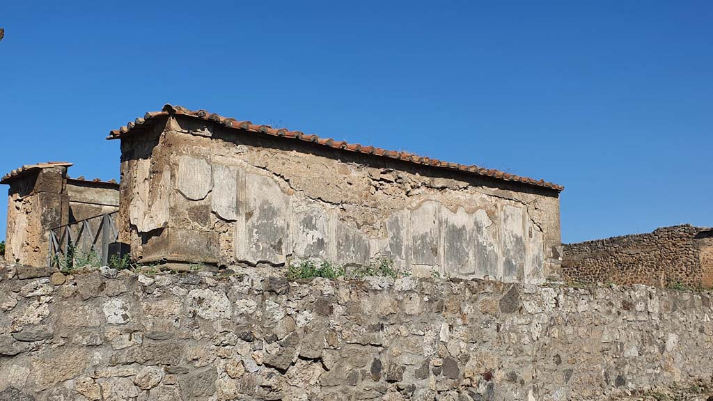 VII.7.32 Pompeii. July 2021. Looking towards exterior east side of cella.
Foto Annette Haug, ERC Grant 681269 DÉCOR.