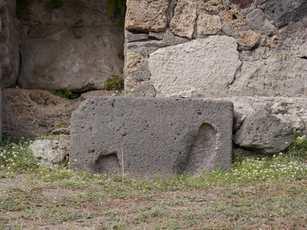 VII.7.32, Pompeii. September 2018. Detail from east side of podium base.
Foto Anne Kleineberg, ERC Grant 681269 DÉCOR.