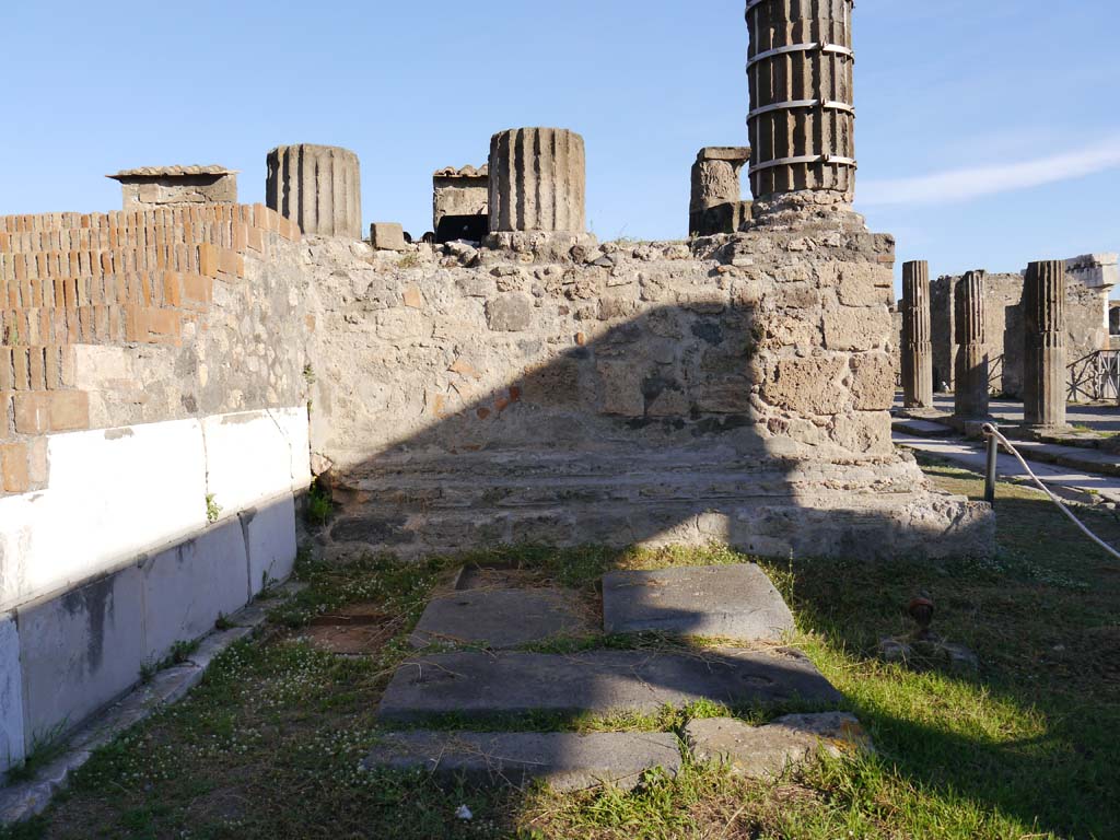 VII.7.32, Pompeii. September 2018. Looking north to base of podium in south-east corner on east side of steps.
Foto Anne Kleineberg, ERC Grant 681269 DÉCOR.