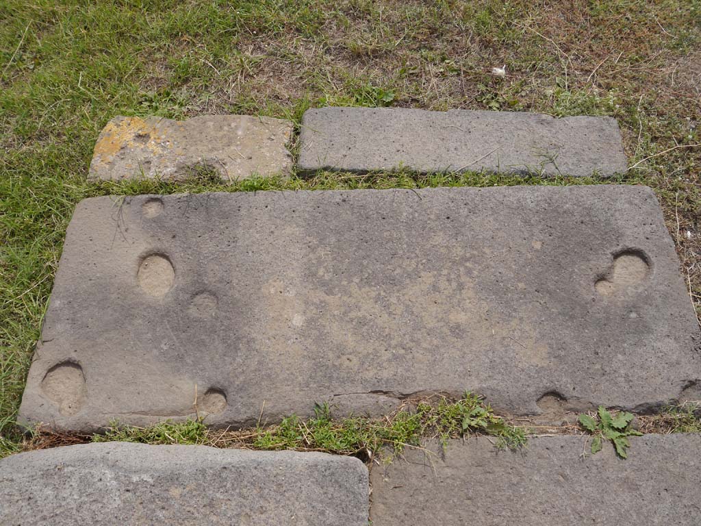 VII.7.32, Pompeii. September 2018. Detail from south-east corner of podium.
Foto Anne Kleineberg, ERC Grant 681269 DÉCOR.
