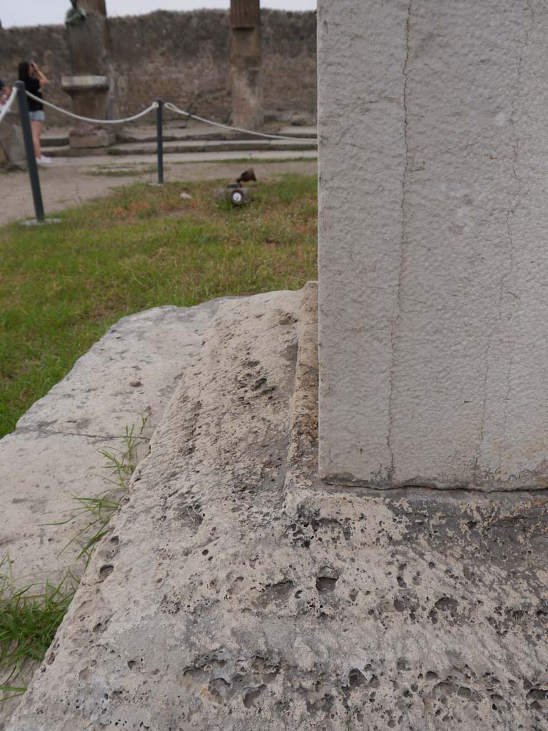 VII.7.32 Pompeii. September 2018. Looking west along south end of base of altar.
Foto Anne Kleineberg, ERC Grant 681269 DÉCOR.