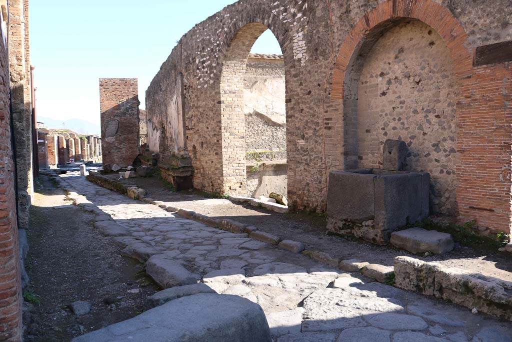 Fountain next to VII.7.26 outside north wall of VII.8 Forum. December 2018.
Looking south-east on north side of Forum, on Vicolo dei Soprastanti. Photo courtesy of Aude Durand.