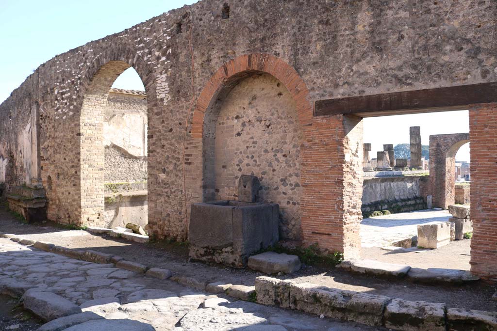 Fountain next to VII.7.26 outside north wall of VII.8 Forum. December 2018.
Looking south to Forum entrances, on Vicolo dei Soprastanti. Photo courtesy of Aude Durand.