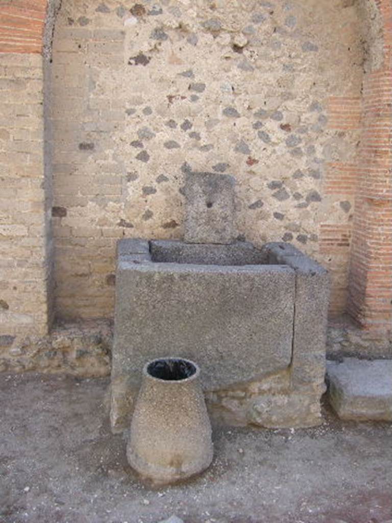Fountain next to VII.7.26 outside north wall of VII.8 Forum. September 2005.