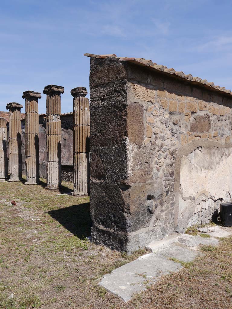 VII.8.01 Pompeii. September 2018.
Looking north-east through entrance doorway on east side from podium into Temple.
Foto Anne Kleineberg, ERC Grant 681269 DÉCOR.