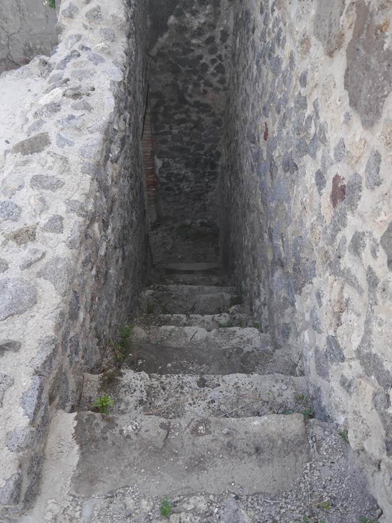 VII.8.01 Pompeii. September 2018. Looking west down steps from north-east corner.
Foto Anne Kleineberg, ERC Grant 681269 DÉCOR.