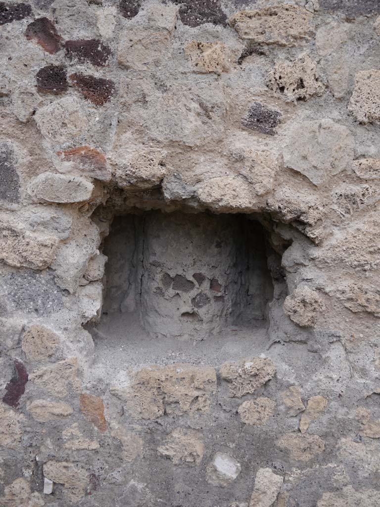 VII.8.01 Pompeii. September 2018. Recess in north wall between two doorways at west end.
Foto Anne Kleineberg, ERC Grant 681269 DÉCOR.