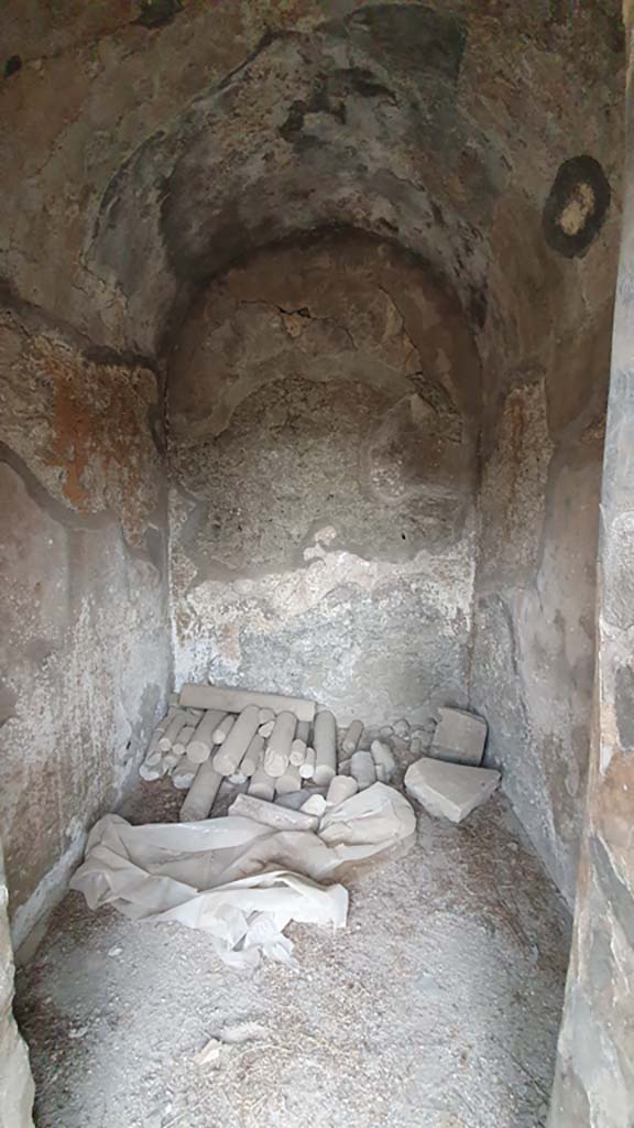 VII.8.1 Pompeii. August 2021.
Looking north through doorway of central room against north wall.
Foto Annette Haug, ERC Grant 681269 DÉCOR.