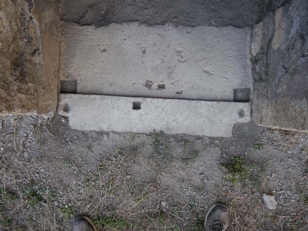VII.8.01 Pompeii. September 2018. Doorway threshold of room on east side of north wall.
Foto Anne Kleineberg, ERC Grant 681269 DÉCOR.