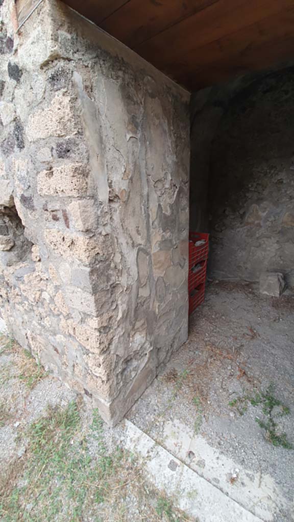 VII.8.1 Pompeii. August 2021.
Looking towards west side of doorway in room on east side of north wall.
Foto Annette Haug, ERC Grant 681269 DÉCOR.