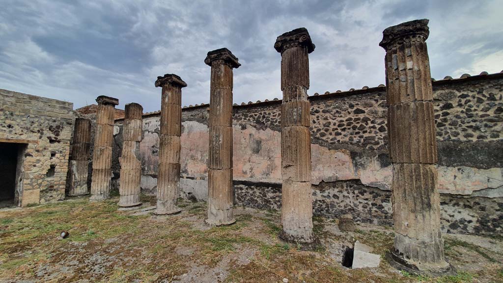 VII.8.1 Pompeii. August 2021. Looking towards room at east end of north wall, north-east corner and east wall behind columns.
Foto Annette Haug, ERC Grant 681269 DÉCOR.