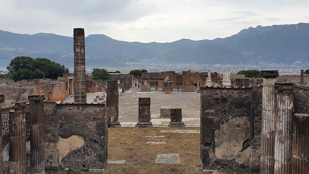 VII.8.1 Pompeii. August 2021. Looking south through doorway, across podium, towards Forum.
Foto Annette Haug, ERC Grant 681269 DÉCOR.