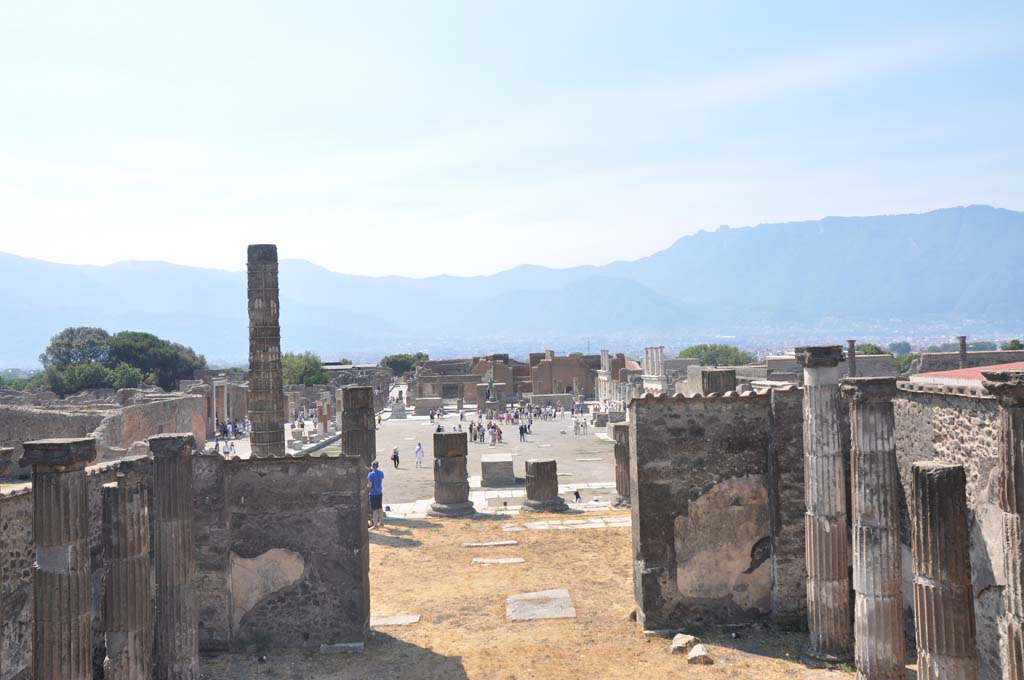 VII.8.01 Pompeii. July 2017. Looking south from rear of Temple, across podium, towards Forum.
Foto Anne Kleineberg, ERC Grant 681269 DÉCOR.