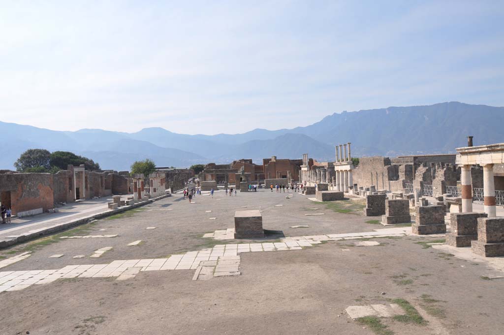 VII.8.01 Pompeii. July 2017. Looking south across Forum from top of podium on Temple.
Foto Anne Kleineberg, ERC Grant 681269 DÉCOR.