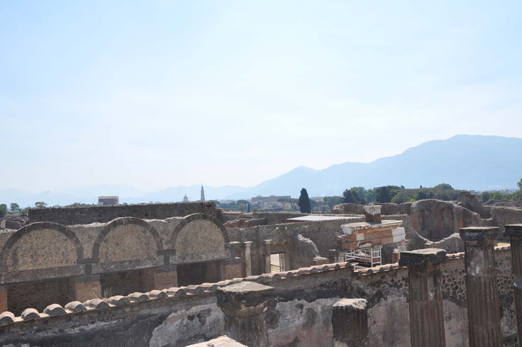 VII.8.01 Pompeii. July 2017. Looking south-east towards Macellum, from top of Temple.
Foto Anne Kleineberg, ERC Grant 681269 DÉCOR.