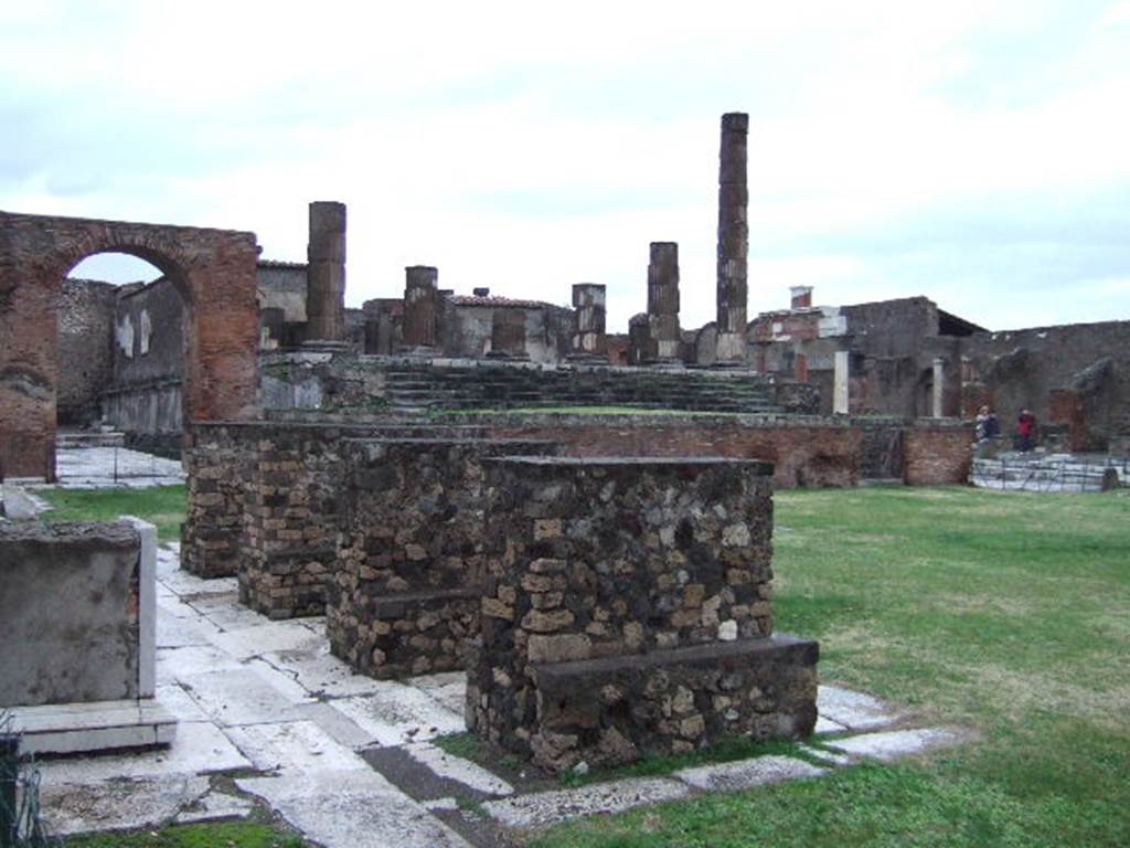 VII.8.1 Pompeii. December 2005. Temple of Jupiter and Arch of Augustus in Forum NW corner.