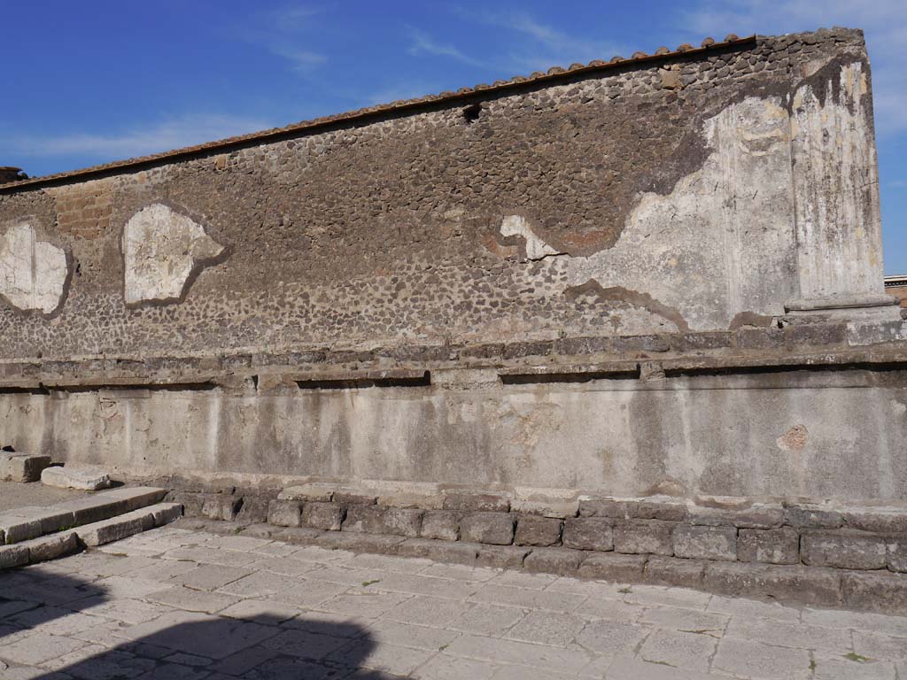 VII.8.1 Pompeii, September 2018. Looking towards west exterior wall of Temple.
Foto Anne Kleineberg, ERC Grant 681269 DÉCOR.