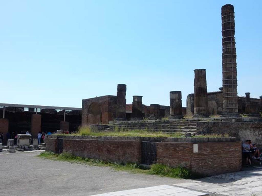 VII.8.1 Pompeii, May 2018. Looking north-west across the Temple from east side of Forum.
Photo courtesy of Buzz Ferebee.