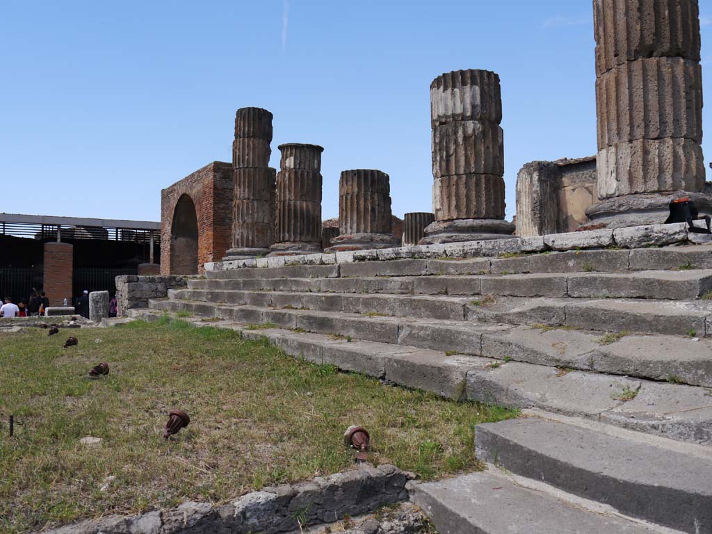 VII.8.01 Pompeii, September 2018. Looking from east side towards steps up to podium/portico.
Foto Anne Kleineberg, ERC Grant 681269 DÉCOR.